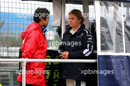 25.04.2006 Silverstone, England, Nico Rosberg (GER), WilliamsF1 Team talks with a Bridgestone engineer, www.xpb.cc, EMail: info@xpb.cc - copy of publication required for printed pictures. Every used picture is fee-liable. c Copyright: Davenport / xpb.cc