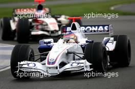 25.04.2006 Silverstone, England, Jacques Villeneuve (CDN), BMW Sauber F1 Team leads Jenson Button (GBR), Honda Racing F1 Team, www.xpb.cc, EMail: info@xpb.cc - copy of publication required for printed pictures. Every used picture is fee-liable. c Copyright: Davenport / xpb.cc
