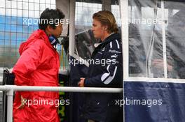 25.04.2006 Silverstone, England, Nico Rosberg (GER), WilliamsF1 Team talks with a Bridgestone engineer, www.xpb.cc, EMail: info@xpb.cc - copy of publication required for printed pictures. Every used picture is fee-liable. c Copyright: Davenport / xpb.cc