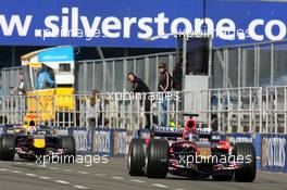 26.04.2006 Silverstone, England, Scott Speed (USA), Scuderia Toro Rosso leads David Coulthard (GBR), Red Bull Racing