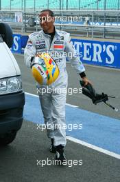 19.09.2006 Silverstone, England,  Lewis Hamilton (GBR), McLaren Mercedes, Returns to the pitlane after stopping on track