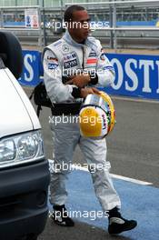 19.09.2006 Silverstone, England,  Lewis Hamilton (GBR), McLaren Mercedes, Returns to the pitlane after stopping on track