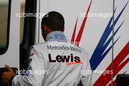 19.09.2006 Silverstone, England,  Lewis Hamilton (GBR), McLaren Mercedes, MP4-21, Stops on track