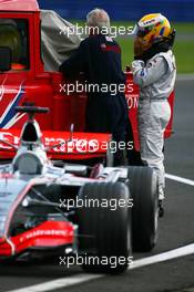 19.09.2006 Silverstone, England,  Lewis Hamilton (GBR), McLaren Mercedes, MP4-21, Stops on track