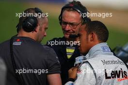 19.09.2006 Silverstone, England,  Lewis Hamilton (GBR), McLaren Mercedes, MP4-21, Stops on track