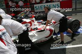 21.04.2006 Imola, Italy,  Takuma Sato (JPN), Super Aguri F1 in the back Kimi Raikkonen (FIN), Räikkönen, McLaren Mercedes - Formula 1 World Championship, Rd 4, San Marino Grand Prix, Friday Practice