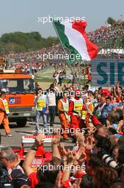 23.04.2006 Imola, Italy,  The Italian flag being waved during the podium - Formula 1 World Championship, Rd 4, San Marino Grand Prix, Sunday Podium