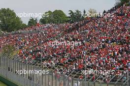 23.04.2006 Imola, Italy,  Large crowds at the race - Formula 1 World Championship, Rd 4, San Marino Grand Prix, Sunday Race