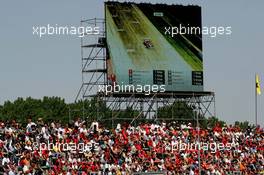 23.04.2006 Imola, Italy,  Large crowds at Imola - Formula 1 World Championship, Rd 4, San Marino Grand Prix, Sunday Race