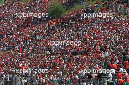 23.04.2006 Imola, Italy,  Large crowds at the race - Formula 1 World Championship, Rd 4, San Marino Grand Prix, Sunday Race