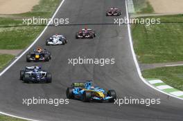 23.04.2006 Imola, Italy,  Giancarlo Fisichella (ITA), Renault F1 Team, R26 leads Nico Rosberg (GER), WilliamsF1 Team, FW28 Cosworth - Formula 1 World Championship, Rd 4, San Marino Grand Prix, Sunday Race