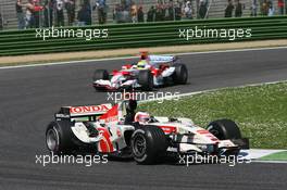 23.04.2006 Imola, Italy,  Rubens Barrichello (BRA), Honda Racing F1 Team, RA106  leads Ralf Schumacher (GER), Toyota Racing, TF106 - Formula 1 World Championship, Rd 4, San Marino Grand Prix, Sunday Race