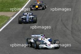 23.04.2006 Imola, Italy,  Jacques Villeneuve (CDN), BMW Sauber F1 Team, F1.06 leads Nico Rosberg (GER), WilliamsF1 Team, FW28 Cosworth - Formula 1 World Championship, Rd 4, San Marino Grand Prix, Sunday Race