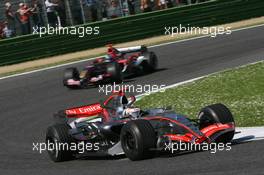 23.04.2006 Imola, Italy,  Kimi Raikkonen (FIN), Räikkönen, McLaren Mercedes, MP4-21 leads Scott Speed (USA), Scuderia Toro Rosso, STR01 - Formula 1 World Championship, Rd 4, San Marino Grand Prix, Sunday Race