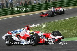 23.04.2006 Imola, Italy,  Ralf Schumacher (GER), Toyota Racing, TF106 leads Juan-Pablo Montoya (COL), Juan Pablo, McLaren Mercedes, MP4-21 - Formula 1 World Championship, Rd 4, San Marino Grand Prix, Sunday Race