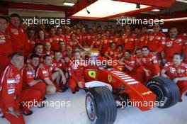 23.04.2006 Imola, Italy,  Official Team image after the win of Michael Schumacher (GER), Scuderia Ferrari - Formula 1 World Championship, Rd 4, San Marino Grand Prix, Sunday