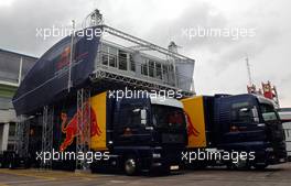 18.04.2006 Imola, Italy,  The new Red Bull Energy Station gets build up as well the engeneers offices above the technical trucks (Red Bull Racing Tree House)  - Formula 1 World Championship, Rd 4, San Marino Grand Prix, Thursday