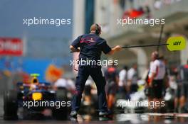 25.08.2006 Istanbul, Turkey,  Red Bull Racing team member waits for Robert Doornbos (NED), Test Driver, Red Bull Racing, RB2 - Formula 1 World Championship, Rd 14, Turkish Grand Prix, Friday Practice