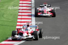 27.08.2006 Istanbul, Turkey,  Jarno Trulli (ITA), Toyota Racing and Takuma Sato (JPN), Super Aguri F1 - Formula 1 World Championship, Rd 14, Turkish Grand Prix, Sunday Race