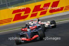 27.08.2006 Istanbul, Turkey,  Pedro de la Rosa (ESP), McLaren Mercedes, MP4-21 and Mark Webber (AUS), Williams F1 Team, FW28 Cosworth - Formula 1 World Championship, Rd 14, Turkish Grand Prix, Sunday Race