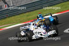 27.08.2006 Istanbul, Turkey,  Nick Heidfeld (GER), BMW Sauber F1 Team, F1.06 and Fernando Alonso (ESP), Renault F1 Team, R26 - Formula 1 World Championship, Rd 14, Turkish Grand Prix, Sunday Race