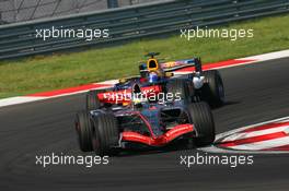 27.08.2006 Istanbul, Turkey,  Pedro de la Rosa (ESP), McLaren Mercedes, MP4-21 and Christian Klien (AUT), Red Bull Racing, RB2 - Formula 1 World Championship, Rd 14, Turkish Grand Prix, Sunday Race