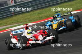 27.08.2006 Istanbul, Turkey,  Ralf Schumacher (GER), Toyota Racing, TF106 and Giancarlo Fisichella (ITA), Renault F1 Team, R26 - Formula 1 World Championship, Rd 14, Turkish Grand Prix, Sunday Race