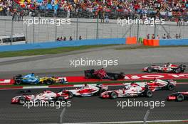 27.08.2006 Istanbul, Turkey,  Start crash, Giancarlo Fisichella (ITA), Renault F1 Team, R26, Scott Speed (USA), Scuderia Toro Rosso, STR01 - Formula 1 World Championship, Rd 14, Turkish Grand Prix, Sunday Race