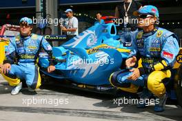 26.08.2006 Istanbul, Turkey,  Renault F1 Team, Turkish "Comet" Livery presentation with Fernando Alonso (ESP), Renault F1 Team and Giancarlo Fisichella (ITA), Renault F1 Team - Formula 1 World Championship, Rd 14, Turkish Grand Prix, Saturday