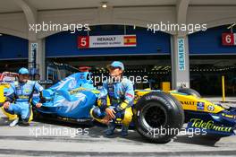 26.08.2006 Istanbul, Turkey,  Renault F1 Team, Turkish "Comet" Livery presentation with Fernando Alonso (ESP), Renault F1 Team and Giancarlo Fisichella (ITA), Renault F1 Team - Formula 1 World Championship, Rd 14, Turkish Grand Prix, Saturday