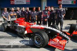 27.08.2006 Istanbul, Turkey,  Midland MF1 Racing, Team photo - Formula 1 World Championship, Rd 14, Turkish Grand Prix, Sunday