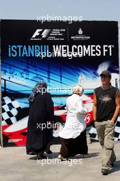 23.08.2006 Istanbul, Turkey,  Women wearing scarfs walk in front of an advertising banner in downtown Istanbul - Formula 1 World Championship, Rd 14, Turkish Grand Prix, Wednesday