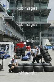 30.06.2006 Indianapolis, USA,  Honda Racing, prepare their tyres for the mornings session - Formula 1 World Championship, Rd 10, United States Grand Prix, Friday Practice