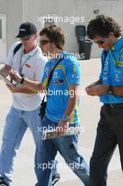 30.06.2006 Indianapolis, USA,  Fernando Alonso (ESP), Renault F1 Team, signs an autograph for a fan - Formula 1 World Championship, Rd 10, United States Grand Prix, Friday