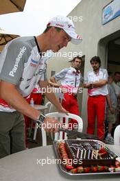 30.06.2006 Indianapolis, USA,  Ralf Schumacher (GER), Toyota Racing cuts into his birthday cake - Formula 1 World Championship, Rd 10, United States Grand Prix, Friday