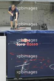 30.06.2006 Indianapolis, USA,  Scuderia Toro Rosso, team member - Formula 1 World Championship, Rd 10, United States Grand Prix, Friday