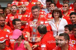 02.07.2006 Indianapolis, USA,  Ross Brawn (GBR), Scuderia Ferrari, Technical Director with the winnng trophy - Formula 1 World Championship, Rd 10, United States Grand Prix, Sunday Podium