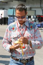 29.06.2006 Indianapolis, USA,  Michael Schumacher (GER), Scuderia Ferrari, eats a banana - Formula 1 World Championship, Rd 10, United States Grand Prix, Thursday