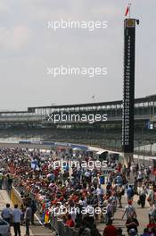 29.06.2006 Indianapolis, USA,  Fans in the pitlane - Formula 1 World Championship, Rd 10, United States Grand Prix, Thursday