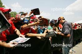 29.06.2006 Indianapolis, USA,  Christijan Albers (NED), Midland MF1 Racing, signs autographs for fans - Formula 1 World Championship, Rd 10, United States Grand Prix, Thursday