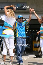 29.06.2006 Indianapolis, USA,  Renault Girls and Fernando Alonso (ESP), Renault F1 Team  - Formula 1 World Championship, Rd 10, United States Grand Prix, Thursday
