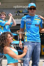 29.06.2006 Indianapolis, USA,  Fernando Alonso (ESP), Renault F1 Team with Renault girls - Formula 1 World Championship, Rd 10, United States Grand Prix, Thursday