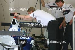 29.06.2006 Indianapolis, USA,  BMW Sauber F1 Team, prepare the cars for the weekend - Formula 1 World Championship, Rd 10, United States Grand Prix, Thursday