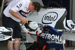 29.06.2006 Indianapolis, USA,  BMW Sauber F1 Team, prepare the cars for the weekend - Formula 1 World Championship, Rd 10, United States Grand Prix, Thursday