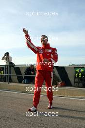 02.02.2006 Valencia, Spain,  Michael Schumacher (GER), Scuderia Ferrari - waving to his fans - Formula One Testing, Circuito Ricardo Tormo (ESP)