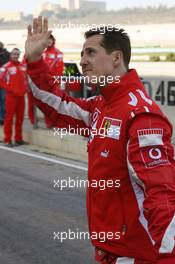 02.02.2006 Valencia, Spain,  Michael Schumacher (GER), Scuderia Ferrari waveing to the fans - Formula One Testing, Circuito Ricardo Tormo (ESP)