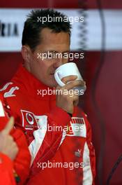 31.01.2006 Valencia, Spain,  Getting a warm drink, Michael Schumacher (GER), Scuderia Ferrari, Pitlane, Box, Garage - Formula One Testing, Circuito Ricardo Tormo (ESP)