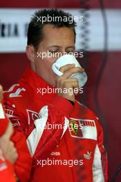 31.01.2006 Valencia, Spain,  Getting a warm drink, Michael Schumacher (GER), Scuderia Ferrari, Pitlane, Box, Garage - Formula One Testing, Circuito Ricardo Tormo (ESP)