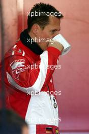 01.02.2006 Valencia, Spain,  Having a warm drink, Michael Schumacher (GER), Scuderia Ferrari, Pitlane, Box, Garage - Formula One Testing, Circuito Ricardo Tormo (ESP)