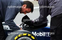 19.05.2006 Oschersleben, Germany,  Mechanics working on the Koni suspension on the car of Giedo van der Garde (NED), ASM Formula 3, Dallara F305 Mercedes trying to cover up the work to avoid being seen by the competition. - F3 Euro Series 2006 at Motorsport Arena Oschersleben
